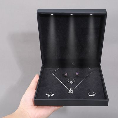 จีนผลิต Wholesale คุณภาพสูง Led กล่องเครื่องประดับ Packaging สร้อยคอ สร้อยข้อมือ แหวน กล่องเครื่องประดับ โลโก้ที่กําหนดเอง High End สีดํา พลาสติก Led กล่องเครื่องประดับ