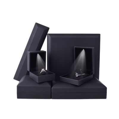 จีนผลิต Wholesale คุณภาพสูง Led กล่องเครื่องประดับ Packaging สร้อยคอ สร้อยข้อมือ แหวน กล่องเครื่องประดับ โลโก้ที่กําหนดเอง High End สีดํา พลาสติก Led กล่องเครื่องประดับ
