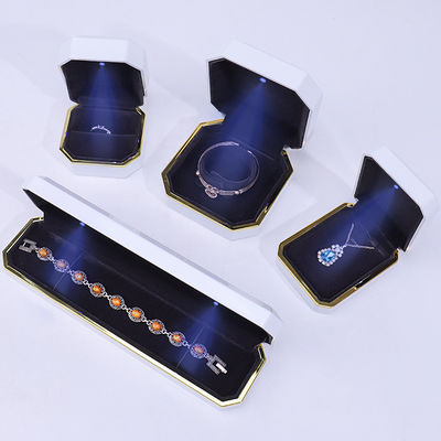 สัญลักษณ์ที่กําหนดเอง กล่องของขวัญเครื่องประดับเบาสําหรับสร้อยหูแขน Pendant วงแหวนคอหอม วัสดุที่ทําด้วยมือ