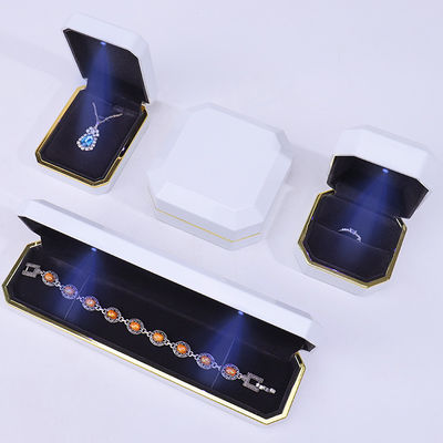 สัญลักษณ์ที่กําหนดเอง กล่องของขวัญเครื่องประดับเบาสําหรับสร้อยหูแขน Pendant วงแหวนคอหอม วัสดุที่ทําด้วยมือ