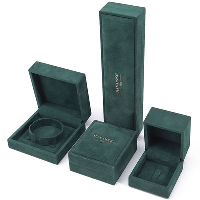 ซื้อ Wholesale Manufacturing Luxury velvet Jewelry Box โลโก้ที่กําหนดเอง สีเขียวเข้ม สร้อยคอ สร้อยหู แหวน แพคเกจ กล่องเครื่องประดับ online manufacture