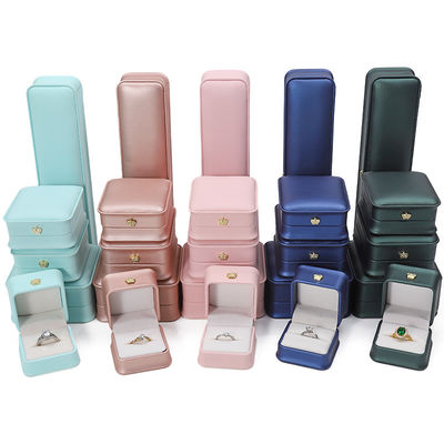 ซื้อ สัญลักษณ์ที่กําหนดเอง กล่องเครื่องประดับหนัง PU สําหรับสร้อยข้อมือมงกุฎ Pendant Necklace Ring Packaging online manufacture