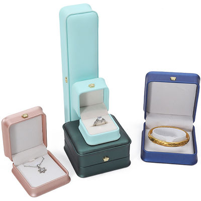 สัญลักษณ์ที่กําหนดเอง กล่องเครื่องประดับหนัง PU สําหรับสร้อยข้อมือมงกุฎ Pendant Necklace Ring Packaging