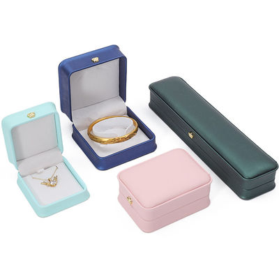 สัญลักษณ์ที่กําหนดเอง กล่องเครื่องประดับหนัง PU สําหรับสร้อยข้อมือมงกุฎ Pendant Necklace Ring Packaging