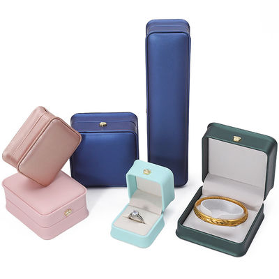 สัญลักษณ์ที่กําหนดเอง กล่องเครื่องประดับหนัง PU สําหรับสร้อยข้อมือมงกุฎ Pendant Necklace Ring Packaging