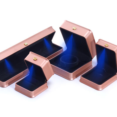 กล่องบรรจุเครื่องประดับมงกุฎหรูแบบกําหนดเอง พร้อมแสง LED และวัสดุพลาสติก