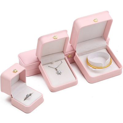ซื้อ 10*10*5cm กล่องเครื่องประดับหนังสีชมพูสําหรับสร้อยข้อมือมงกุฎ หมวกและแหวน โลโก้ตามสั่ง online manufacture