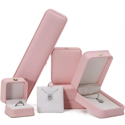10*10*5cm กล่องเครื่องประดับหนังสีชมพูสําหรับสร้อยข้อมือมงกุฎ หมวกและแหวน โลโก้ตามสั่ง