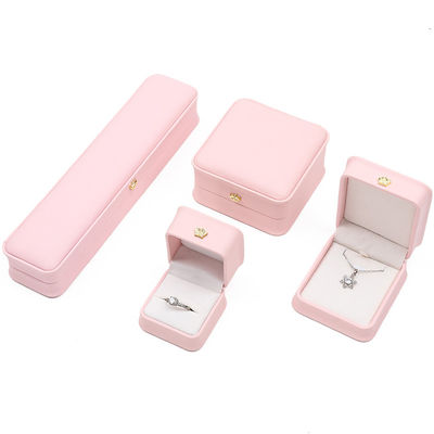10*10*5cm กล่องเครื่องประดับหนังสีชมพูสําหรับสร้อยข้อมือมงกุฎ หมวกและแหวน โลโก้ตามสั่ง