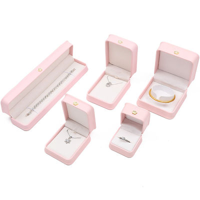 10*10*5cm กล่องเครื่องประดับหนังสีชมพูสําหรับสร้อยข้อมือมงกุฎ หมวกและแหวน โลโก้ตามสั่ง