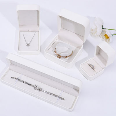 ซื้อ กล่องเครื่องประดับหนัง PU สีขาว กล่องเครื่องประดับหนังสําหรับแหวน online manufacture