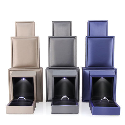 กล่องเครื่องประดับ LED โลโก้ Hanhong สําหรับบรรจุสินค้าผิวหนังเทียมตัวหรู