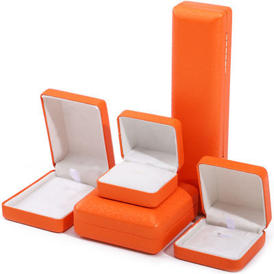 ซื้อ ตราสัญลักษณ์ที่กําหนดเอง สี่เหลี่ยม สีส้ม กล่องเครื่องประดับหนังสําหรับเก็บสร้อยคอแขนหรู online manufacture