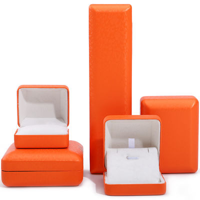 ตราสัญลักษณ์ที่กําหนดเอง สี่เหลี่ยม สีส้ม กล่องเครื่องประดับหนังสําหรับเก็บสร้อยคอแขนหรู