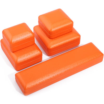 ตราสัญลักษณ์ที่กําหนดเอง สี่เหลี่ยม สีส้ม กล่องเครื่องประดับหนังสําหรับเก็บสร้อยคอแขนหรู
