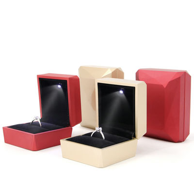 Hanhong Luxury Ring Box Custom Logo PU พลาสติก สีขาว กล่องเก็บเครื่องประดับ พร้อมแสง LED