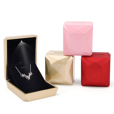 Hanhong Luxury Ring Box Custom Logo PU พลาสติก สีขาว กล่องเก็บเครื่องประดับ พร้อมแสง LED