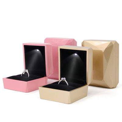 Hanhong Luxury Ring Box Custom Logo PU พลาสติก สีขาว กล่องเก็บเครื่องประดับ พร้อมแสง LED