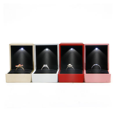 Hanhong Luxury Ring Box Custom Logo PU พลาสติก สีขาว กล่องเก็บเครื่องประดับ พร้อมแสง LED