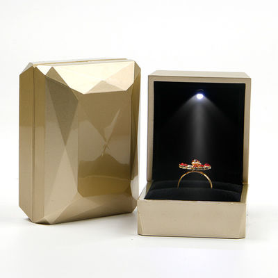 ซื้อ กล่องบรรจุเครื่องประดับพลาสติก PU ทองคําแบบ Custom Logo พร้อม LED Light online manufacture