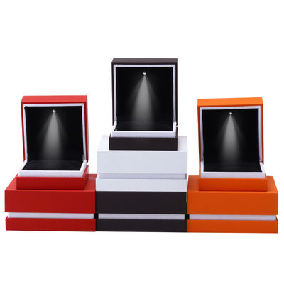 ซื้อ กล่องบรรจุเครื่องประดับ ปากกาสีขนม งานฝีมือ ขาวขอบ LED แหวนกล่องประดับ 9*9*3.5cm online manufacture