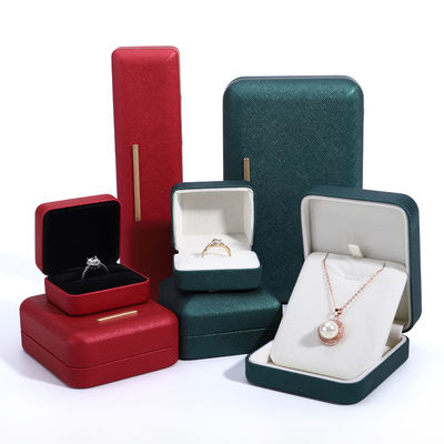 ซื้อ กล่องเครื่องประดับผ้าห่มที่กําหนดเองสําหรับ สร้อยข้อมือหนัง PU หูหูและแขวนบรรจุ online manufacture