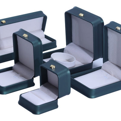 Green Crown Design กล่องเครื่องประดับหนัง PU ของหรูสําหรับวงแหวนคอแขนและสีเขียว