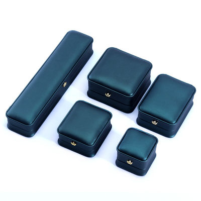 Green Crown Design กล่องเครื่องประดับหนัง PU ของหรูสําหรับวงแหวนคอแขนและสีเขียว