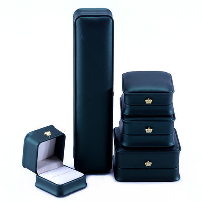 Green Crown Design กล่องเครื่องประดับหนัง PU ของหรูสําหรับวงแหวนคอแขนและสีเขียว