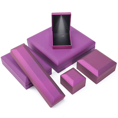 โลโก้ที่กําหนดเอง สี่เหลี่ยม สีม่วง LED กล่องเครื่องประดับสําหรับและขายปลีกในรูปร่างสี่เหลี่ยม