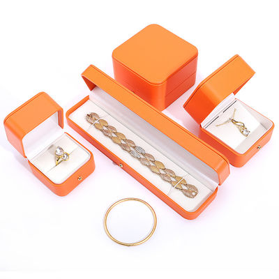 เครื่องประกอบเครื่องประดับท่องเที่ยวผิวหนังและผ้าห่มที่กําหนดเองสําหรับแหวนหูห้อยคอ
