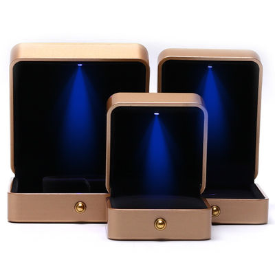 กล่องเครื่องประดับ LED ของหรูมือสําหรับการสั่งซื้อ พลาสติกสเปรย์สีสแควร์แหวนคอ