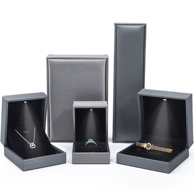 สีเทา หนังเบา LED กล่องเครื่องประดับ แพคเกจหรู สําหรับวงแหวนคอแขน