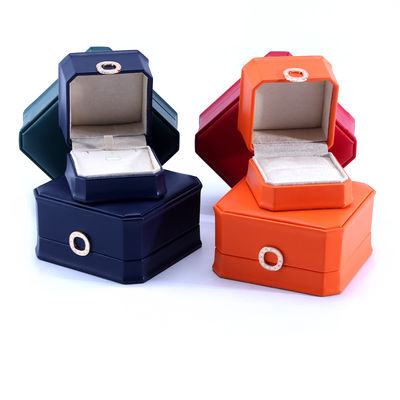 11*11*5.5cm สีที่กําหนดเอง วงแหวนการออกแบบ กล่องเครื่องประดับหนัง PU สําหรับสร้อยข้อมือ