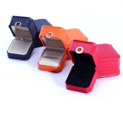 11*11*5.5cm สีที่กําหนดเอง วงแหวนการออกแบบ กล่องเครื่องประดับหนัง PU สําหรับสร้อยข้อมือ