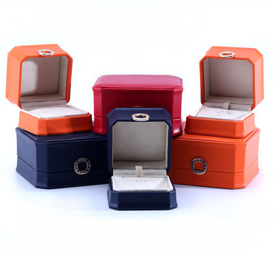 11*11*5.5cm สีที่กําหนดเอง วงแหวนการออกแบบ กล่องเครื่องประดับหนัง PU สําหรับสร้อยข้อมือ