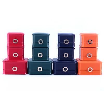 11*11*5.5cm สีที่กําหนดเอง วงแหวนการออกแบบ กล่องเครื่องประดับหนัง PU สําหรับสร้อยข้อมือ