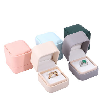 ซื้อ สัญลักษณ์ที่กําหนดเอง กล่องเครื่องประดับ กล่องหนัง PU สําหรับหูข้อมือ สร้อยคอและแหวน online manufacture