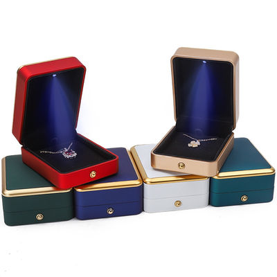 เครื่องประกอบกล่องเครื่องประดับ LED ทองคําที่แต่งเอง สําหรับวงแหวนวงสร้อย