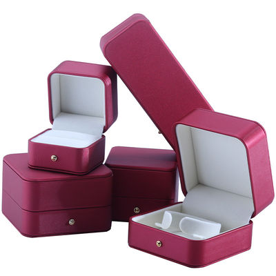 Hanhong Custom สีแดง PU กล่องบรรจุเครื่องประดับหนังสําหรับวงแหวนหูห้อยคอแต่งงาน