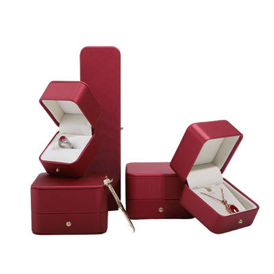 Hanhong Custom สีแดง PU กล่องบรรจุเครื่องประดับหนังสําหรับวงแหวนหูห้อยคอแต่งงาน