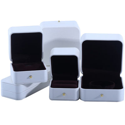 ซื้อ กล่องบรรจุเครื่องประดับหนัง PU ขาว สําหรับแหวนหูห้อยคอแต่งงาน 9.5*9.5*6cm online manufacture
