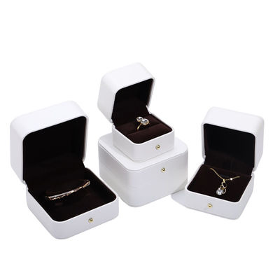 กล่องบรรจุเครื่องประดับหนัง PU ขาว สําหรับแหวนหูห้อยคอแต่งงาน 9.5*9.5*6cm