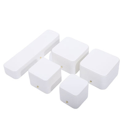 กล่องบรรจุเครื่องประดับหนัง PU ขาว สําหรับแหวนหูห้อยคอแต่งงาน 9.5*9.5*6cm