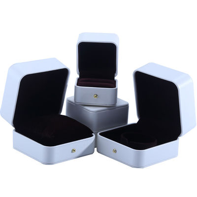 กล่องบรรจุเครื่องประดับหนัง PU ขาว สําหรับแหวนหูห้อยคอแต่งงาน 9.5*9.5*6cm