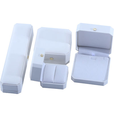 ซื้อ กล่องเครื่องประดับหนัง PU ขาวสําหรับ Hanhong Custom Crown Shape online manufacture