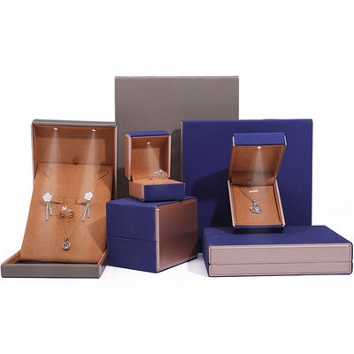 OEM Logo ชุดบรรจุเครื่องประดับผ้าห่มที่จับตาด้วย LED Light Soft Touch Lining