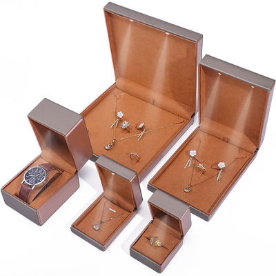 OEM Logo ชุดบรรจุเครื่องประดับผ้าห่มที่จับตาด้วย LED Light Soft Touch Lining