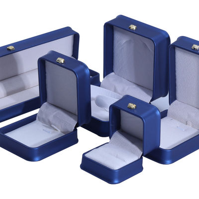 สัญลักษณ์ที่กําหนดเอง PU สีหนัง รางวัลการออกแบบกล่องเครื่องประดับชุดสําหรับสีน้ําเงิน สร้อยข้อมือ สร้อยคอ