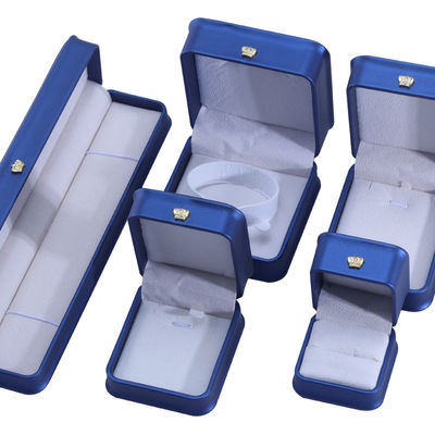 สัญลักษณ์ที่กําหนดเอง PU สีหนัง รางวัลการออกแบบกล่องเครื่องประดับชุดสําหรับสีน้ําเงิน สร้อยข้อมือ สร้อยคอ